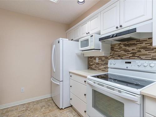 307-1085 Tillicum Rd, Esquimalt, BC - Indoor Photo Showing Kitchen