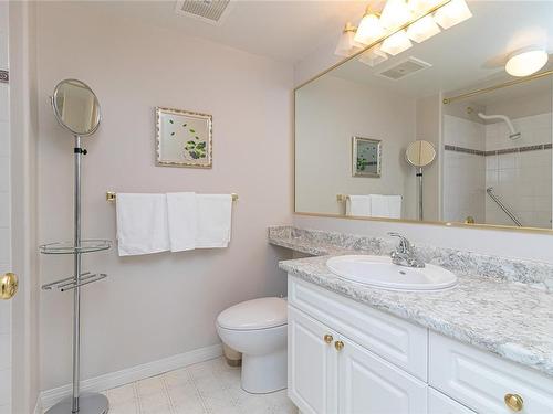 307-1085 Tillicum Rd, Esquimalt, BC - Indoor Photo Showing Bathroom