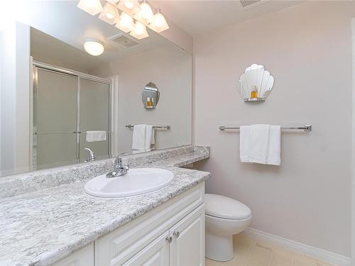 307-1085 Tillicum Rd, Esquimalt, BC - Indoor Photo Showing Bathroom