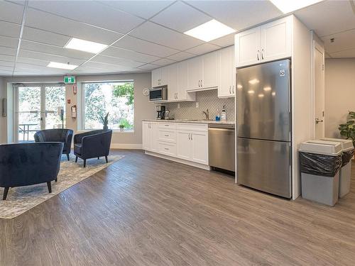 307-1085 Tillicum Rd, Esquimalt, BC - Indoor Photo Showing Kitchen