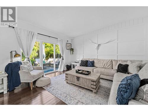 1706 Clifford Avenue, Kamloops, BC - Indoor Photo Showing Living Room