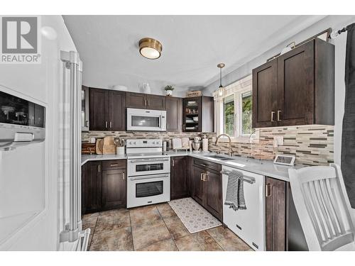 1706 Clifford Avenue, Kamloops, BC - Indoor Photo Showing Kitchen