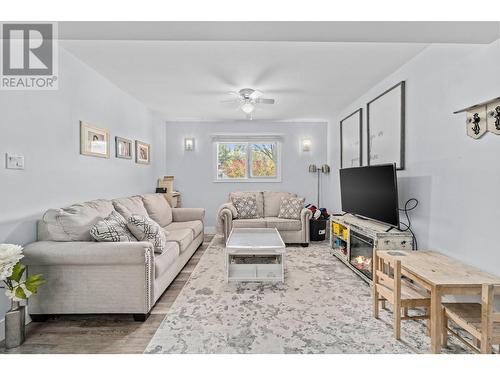 1706 Clifford Avenue, Kamloops, BC - Indoor Photo Showing Living Room