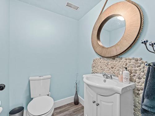 1706 Clifford Ave, Kamloops, BC - Indoor Photo Showing Bathroom