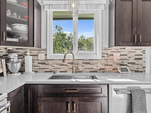 1706 Clifford Ave, Kamloops, BC - Indoor Photo Showing Kitchen With Double Sink