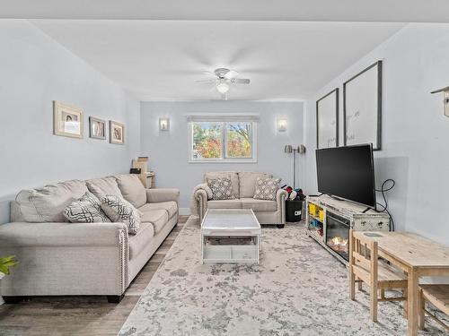 1706 Clifford Ave, Kamloops, BC - Indoor Photo Showing Living Room