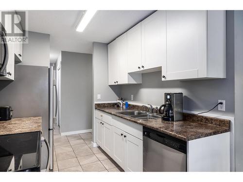 875 Badke Road Unit# 120, Kelowna, BC - Indoor Photo Showing Kitchen With Double Sink