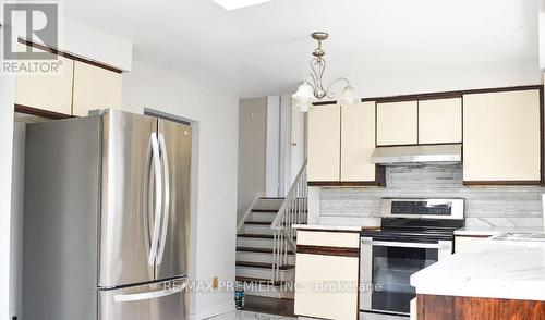 Upper - 105 Fairglen Avenue W, Brampton, ON - Indoor Photo Showing Kitchen