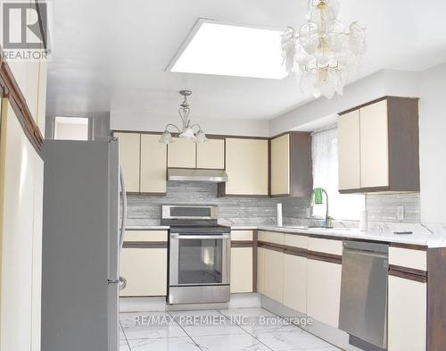 Upper - 105 Fairglen Avenue W, Brampton, ON - Indoor Photo Showing Kitchen