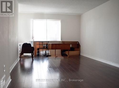 Upper - 105 Fairglen Avenue W, Brampton, ON - Indoor Photo Showing Other Room