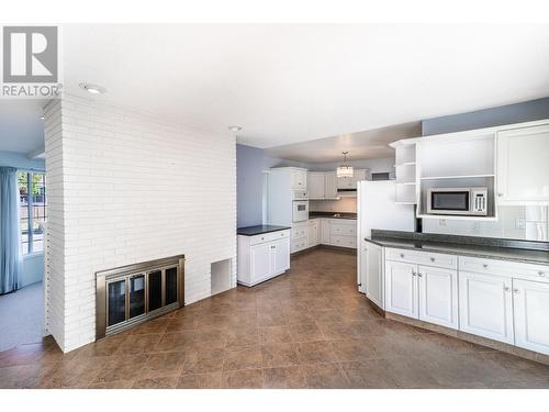 2813 2Nd  Street, Cranbrook, BC - Indoor Photo Showing Kitchen