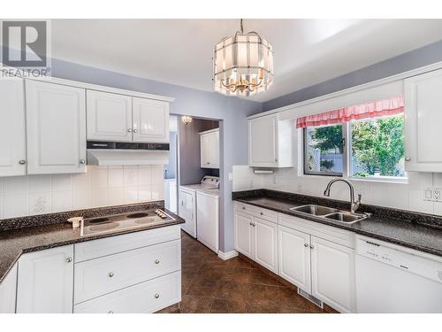 2813 2Nd  Street, Cranbrook, BC - Indoor Photo Showing Kitchen With Double Sink