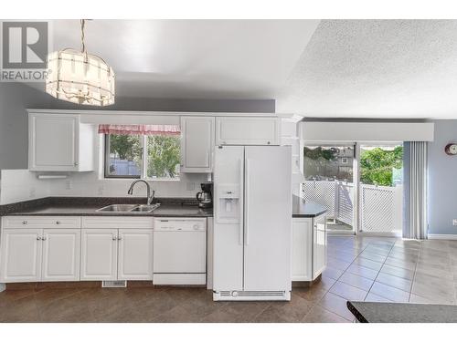 2813 2Nd  Street, Cranbrook, BC - Indoor Photo Showing Kitchen With Double Sink