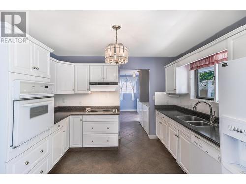 2813 2Nd  Street, Cranbrook, BC - Indoor Photo Showing Kitchen With Double Sink