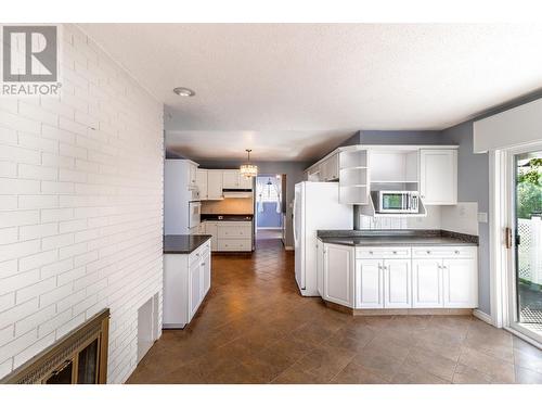 2813 2Nd  Street, Cranbrook, BC - Indoor Photo Showing Kitchen