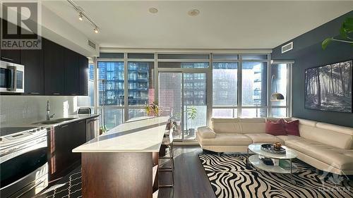 169 Fort York Boulevard Unit#706, Toronto, ON - Indoor Photo Showing Living Room