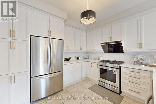 125 Joseph Hartman Crescent, Aurora, ON - Indoor Photo Showing Kitchen