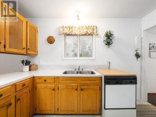 2585 Ewert Crescent, Prince George, BC - Indoor Photo Showing Kitchen With Double Sink