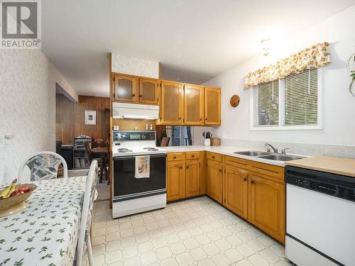 2585 Ewert Crescent, Prince George, BC - Indoor Photo Showing Kitchen With Double Sink