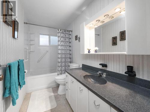 2585 Ewert Crescent, Prince George, BC - Indoor Photo Showing Bathroom