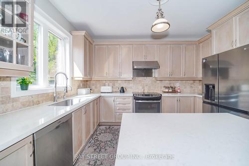 10 Morland Crescent, Aurora, ON - Indoor Photo Showing Kitchen With Upgraded Kitchen