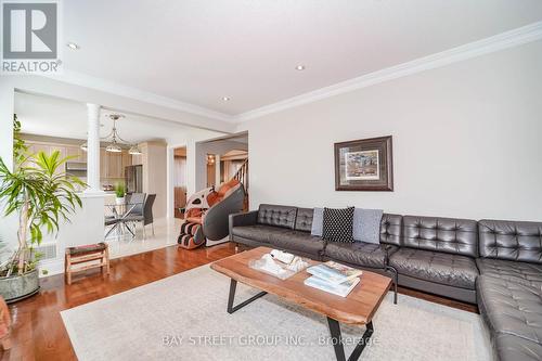 10 Morland Crescent, Aurora, ON - Indoor Photo Showing Living Room