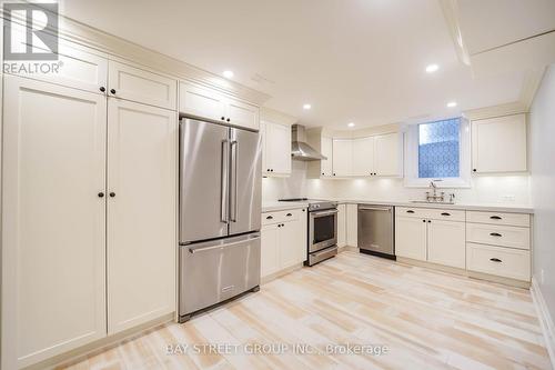 10 Morland Crescent, Aurora, ON - Indoor Photo Showing Kitchen