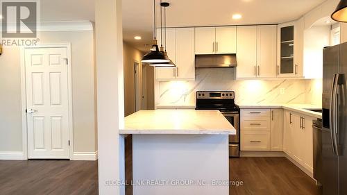 76 Muirhead Crescent, Richmond Hill, ON - Indoor Photo Showing Kitchen With Upgraded Kitchen