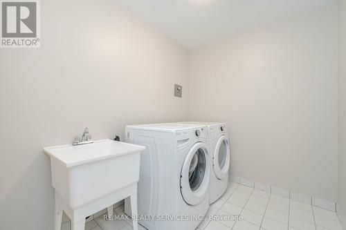 322 Bonnieglen Farm Boulevard, Caledon, ON - Indoor Photo Showing Laundry Room