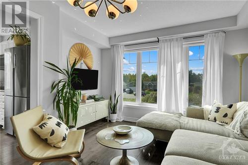 320 Willow Aster Circle, Ottawa, ON - Indoor Photo Showing Living Room