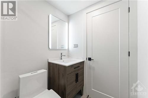 120 Glynn Avenue Unit#B, Ottawa, ON - Indoor Photo Showing Bathroom