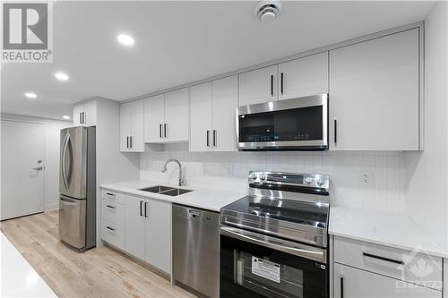 120 Glynn Avenue Unit#B, Ottawa, ON - Indoor Photo Showing Kitchen With Stainless Steel Kitchen With Double Sink With Upgraded Kitchen