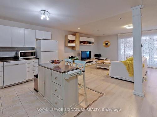 151-10 Moonstone Bywy, Toronto, ON - Indoor Photo Showing Kitchen