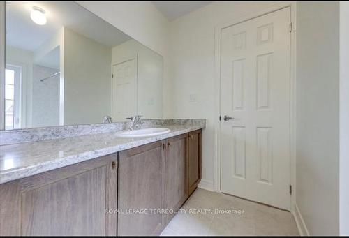 1213 Drinkle Cres, Oshawa, ON - Indoor Photo Showing Bathroom