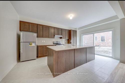 1213 Drinkle Cres, Oshawa, ON - Indoor Photo Showing Kitchen