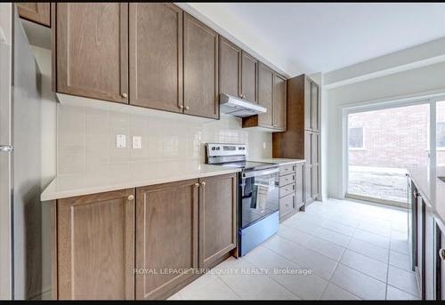 1213 Drinkle Cres, Oshawa, ON - Indoor Photo Showing Kitchen