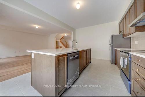 1213 Drinkle Cres, Oshawa, ON - Indoor Photo Showing Kitchen