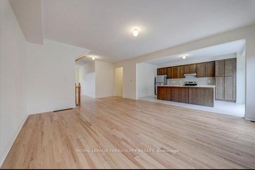 1213 Drinkle Cres, Oshawa, ON - Indoor Photo Showing Kitchen