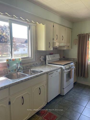 7 Chestnut St, Norfolk, ON - Indoor Photo Showing Kitchen With Double Sink