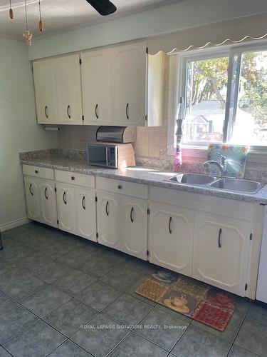 7 Chestnut St, Norfolk, ON - Indoor Photo Showing Kitchen With Double Sink