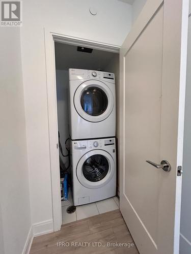 1404 - 65 Annie Craig Drive, Toronto, ON - Indoor Photo Showing Laundry Room