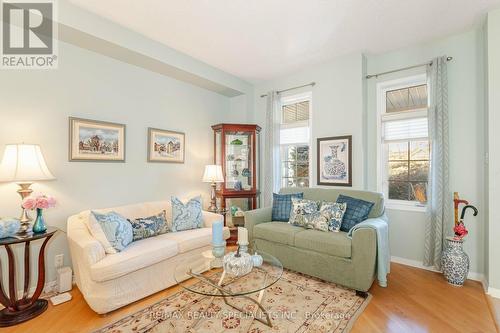 3604 Emery Drive, Mississauga, ON - Indoor Photo Showing Living Room