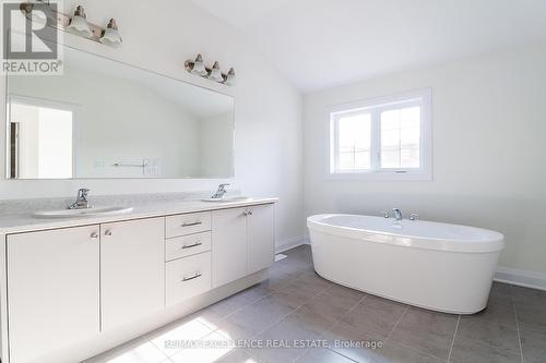 572 Balsam Poplar Street, Waterloo, ON - Indoor Photo Showing Bathroom