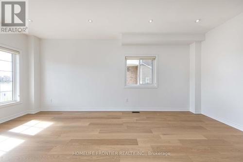 139 Maroon Drive, Richmond Hill, ON - Indoor Photo Showing Other Room