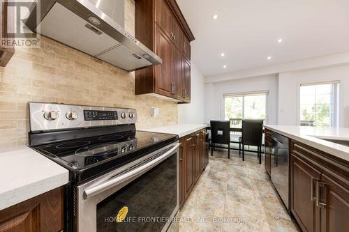 139 Maroon Drive, Richmond Hill, ON - Indoor Photo Showing Kitchen