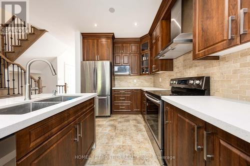 139 Maroon Drive, Richmond Hill, ON - Indoor Photo Showing Kitchen With Double Sink With Upgraded Kitchen