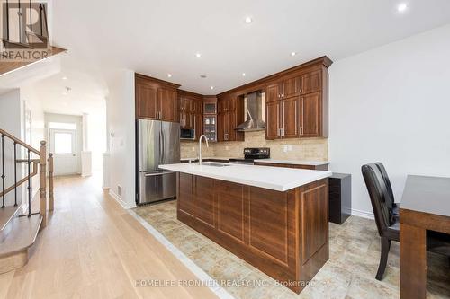 139 Maroon Drive, Richmond Hill, ON - Indoor Photo Showing Kitchen With Upgraded Kitchen