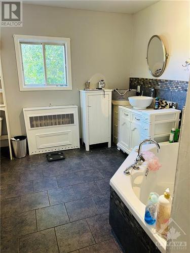 Ensuite off master bedroom - 451 Miller Street, Pembroke, ON - Indoor Photo Showing Laundry Room