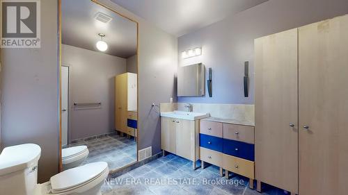 211 Booth Avenue, Toronto, ON - Indoor Photo Showing Bathroom