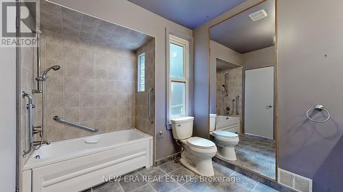 211 Booth Avenue, Toronto, ON - Indoor Photo Showing Bathroom